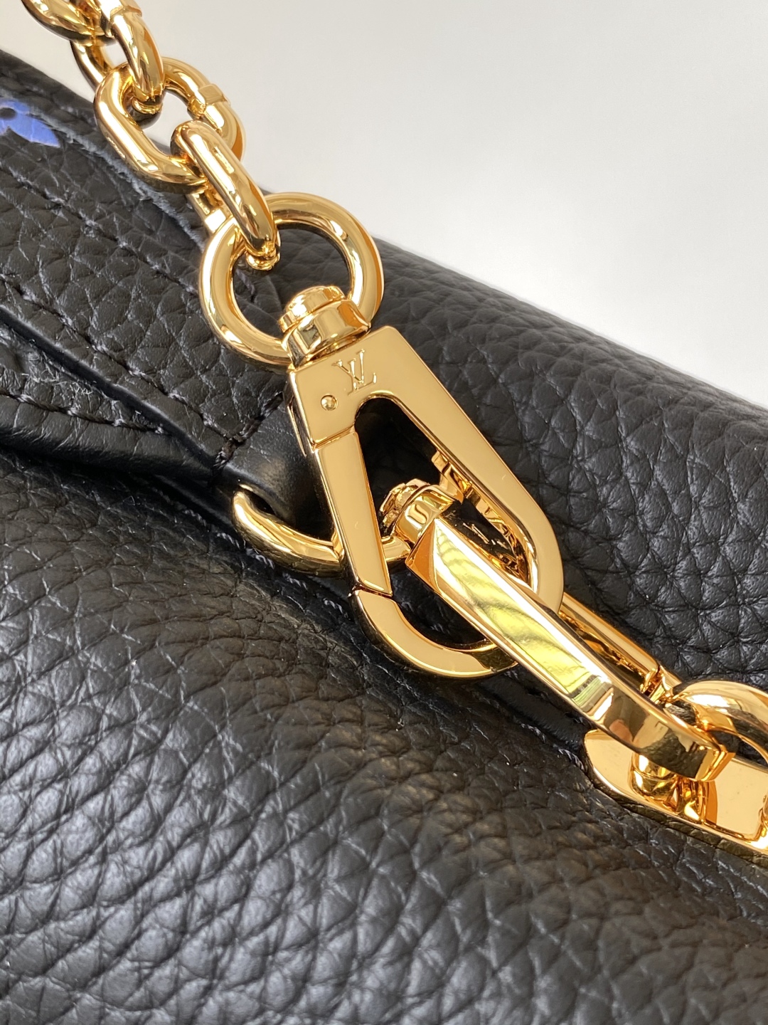 Louis Vuitton Capucines Handbag Taurillon Leather Black With Golden Hardware 8 cmp i1750701744884 6213 0 5