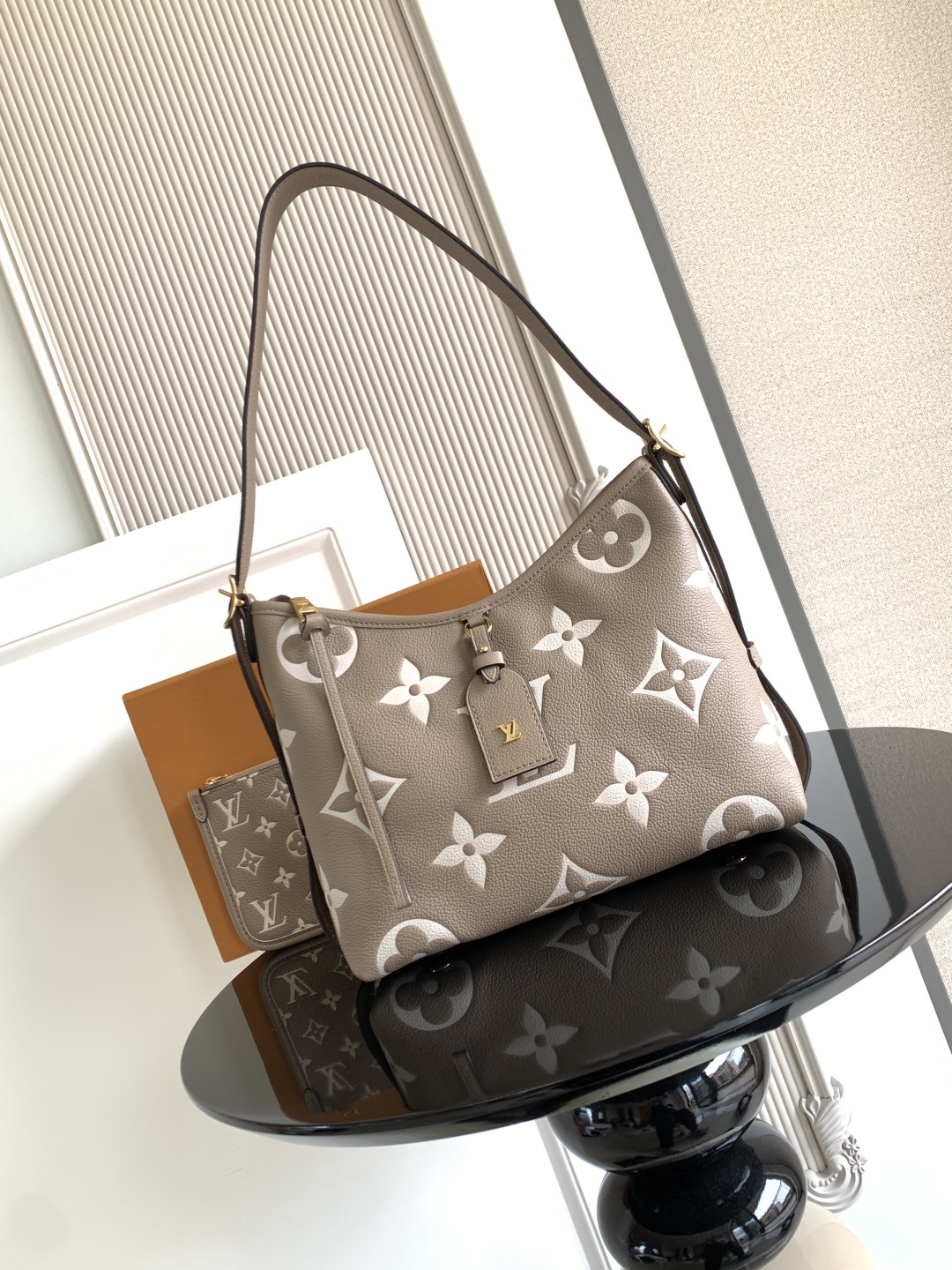حقيبة لويس فويتون CarryAll الصغيرة بنقشة Monogram Empreinte الجلدية الفاخرة