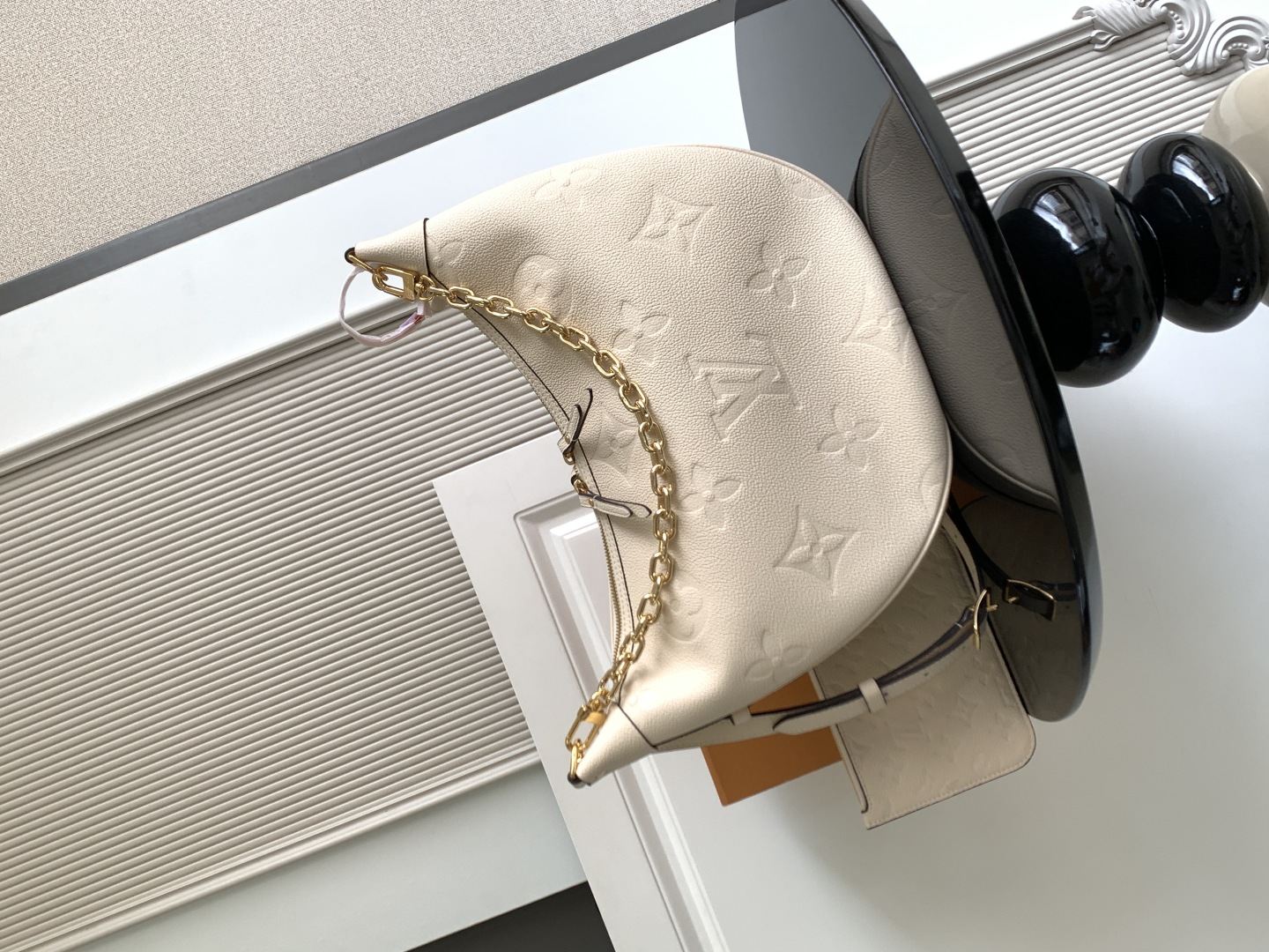 حقيبة لويس فويتون Loop Hobo من جلد Monogram Empreinte الفاخر