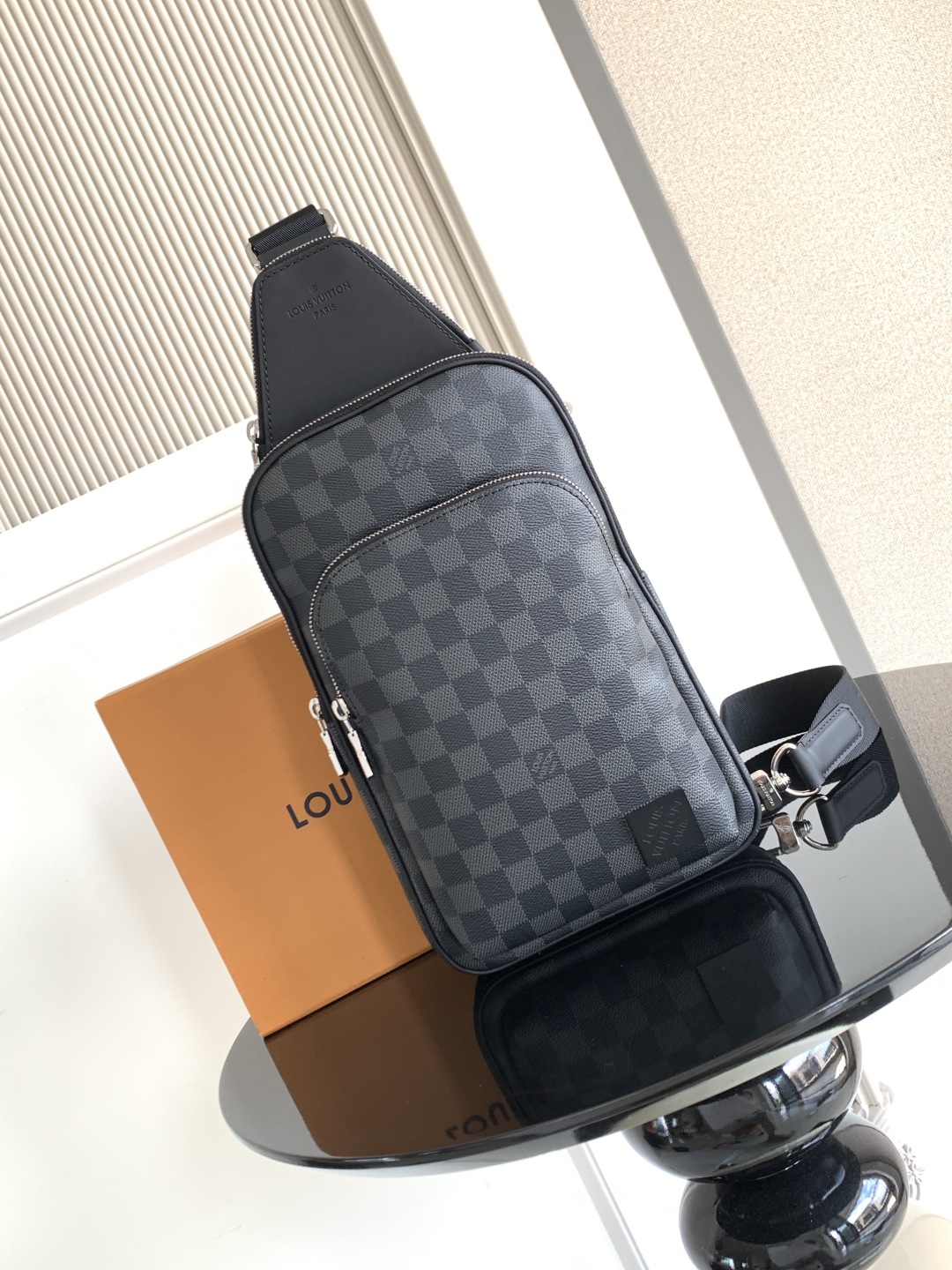 Louis Vuitton Avenue: Bolso Bandolera Damier Graphite con Detalles de Lujo