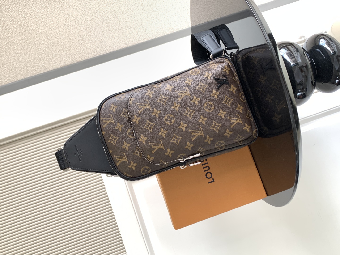 Louis Vuitton Avenue Monogram Canvas Schoudertas voor Heren - Stijlvolle Sling Bag