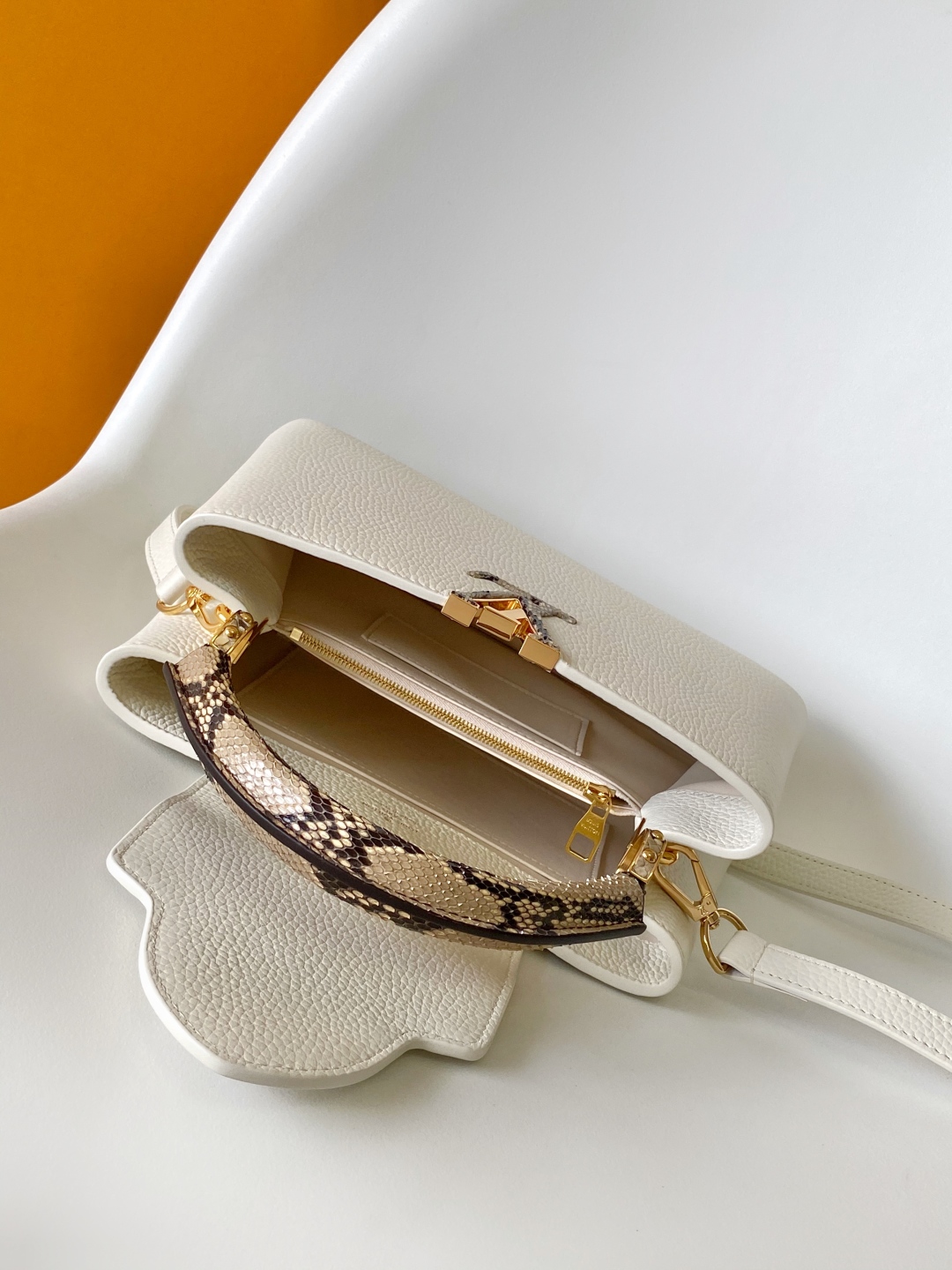Louis Vuitton Capucines Mini Bag - White Taurillon Leather & Python Handle 9 cmp i1751200021684 4174 0 6