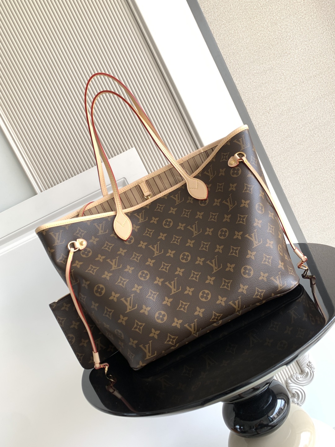 حقيبة لويس فويتون Neverfull متوسطة الحجم من قماش Monogram مع حواف جلدية