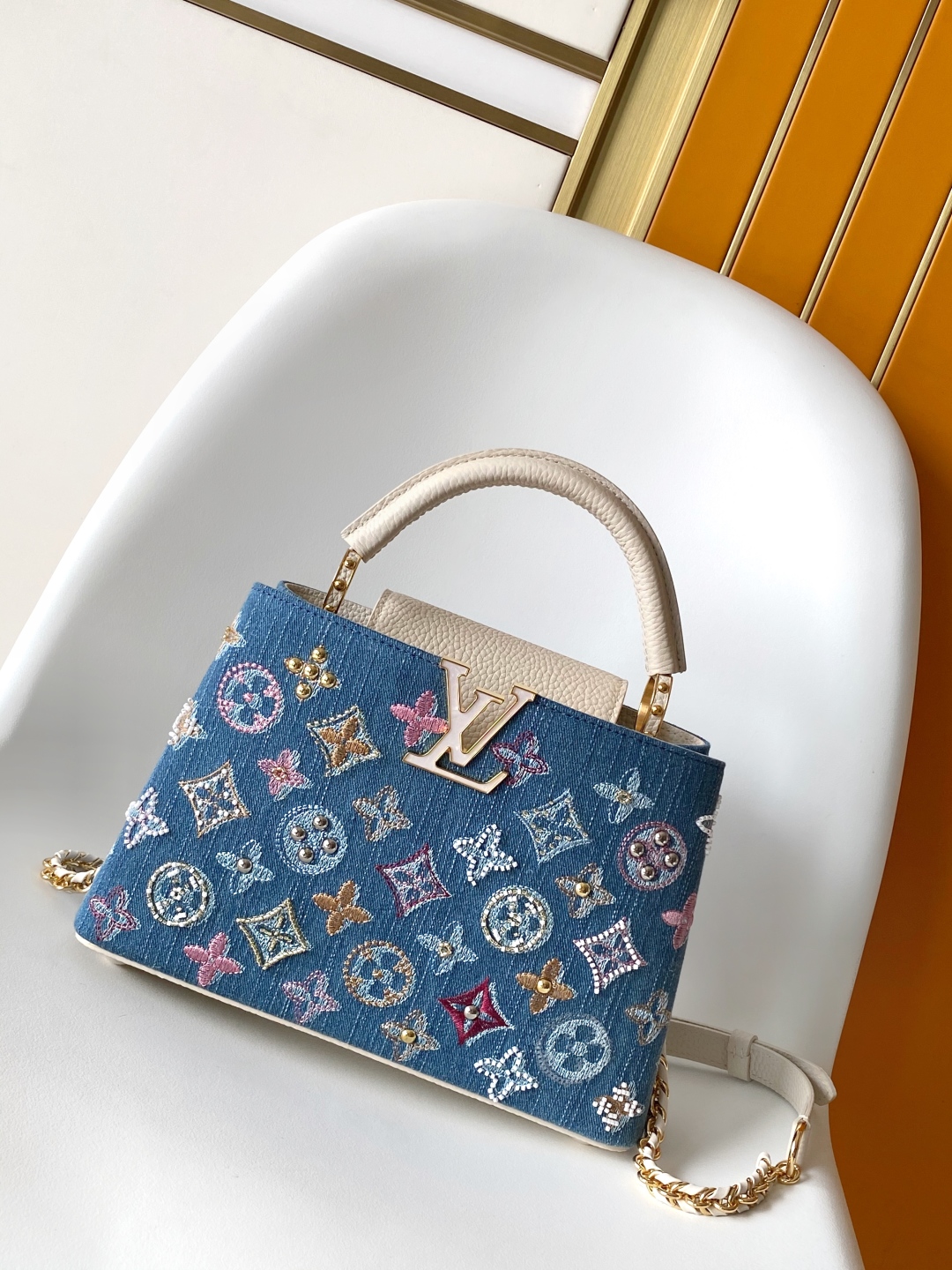 Louis Vuitton Capucines Mini: Denim Bordado con Abalorios y Detalles Metálicos
