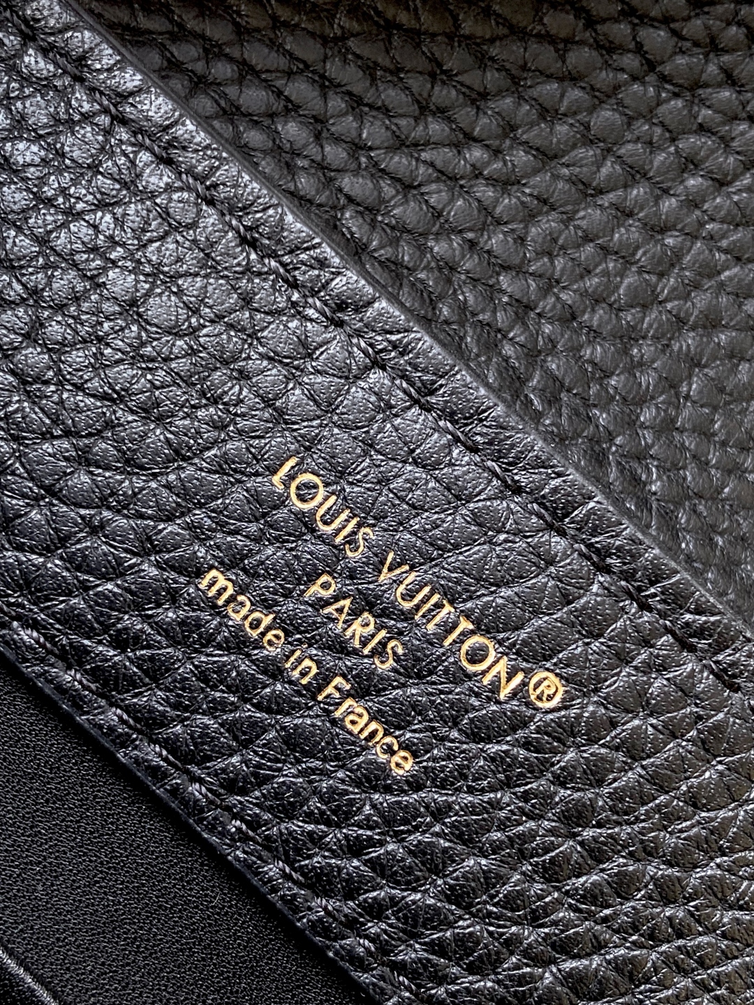 p940💰K00014黑色 纯白 大红 灰色 特级原厂 动态163 Capucines 系列延续经典设计笔触，此次推出介于 Mini 和 BB 尺寸之间的定制版本。先选择心仪皮革配色，然后为链条随心添缀三款装饰，以双镀字母和品牌元素幸运符映衬考究金属件。
14 x 8 x 23.5 厘米
(高 x 宽 x 长度)
肩带：可拆卸，可调节
包带半长：48.0 厘米
包带半长可调至：53.0 厘米
链条：可滑动调整，可拆卸
链条半长：20.0 厘米
链条半长可调至：28.0 厘米
手柄：单手柄