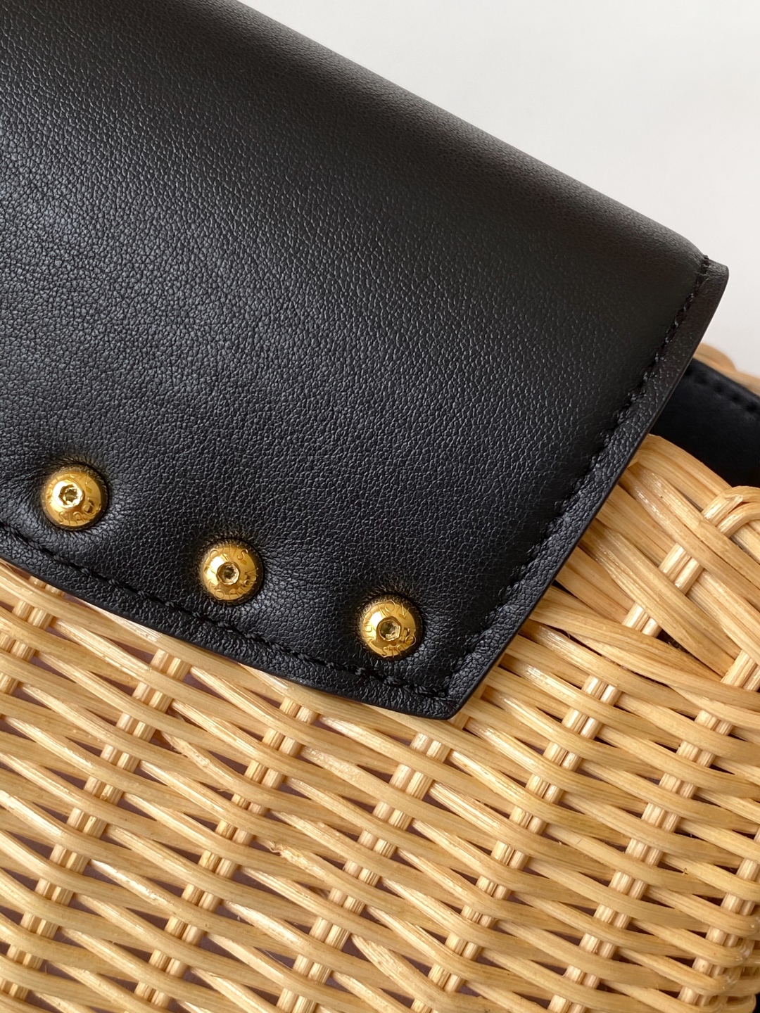 Louis Vuitton Capucines BB Wicker Bag, Elegant Design & Secure Closure 8 cmp i1751694258692 9141 0 6