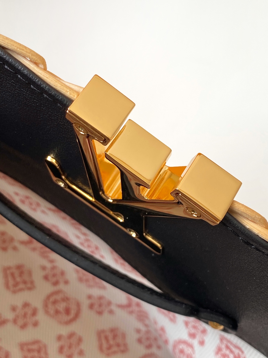 Louis Vuitton Capucines BB Wicker Bag, Elegant Design & Secure Closure 7 cmp i1751694261013 4128 0 5