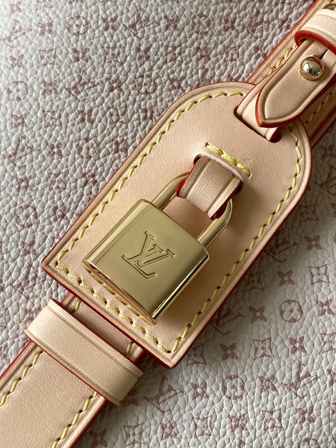 p530💰M15130 顶级原单 动态163 路易威登以 LV Romance 元素传递灵动活力,于 2025 早秋系列倾情推出此款 All In BB 手袋。经典 Monogram 与 Damier 图案创意相融,细腻牛皮革包身点缀标志性挂锁和 Bloom 装饰。充裕空间可轻松收纳日常所需,可拆卸拉链袋令小物稳妥随行。16.0 x 18.0 x 12.0 厘米 (长 x 高 x 宽)
• 牛皮革
• 牛皮革饰边
• 织物内衬
• 金属件
• 磁扣和钩扣开合
• 可拆卸拉链内袋
• 名牌
• 挂锁
• 大号 Bloom 装饰
• 可收纳 6.7 寸智能手机、耳机、Victorine 短款钱夹和钥匙
• 肩带:不可拆卸,可调节
• 包带半长:12.0 厘米
• 包带半长可调至:55.0 厘米
• 手柄:单手柄