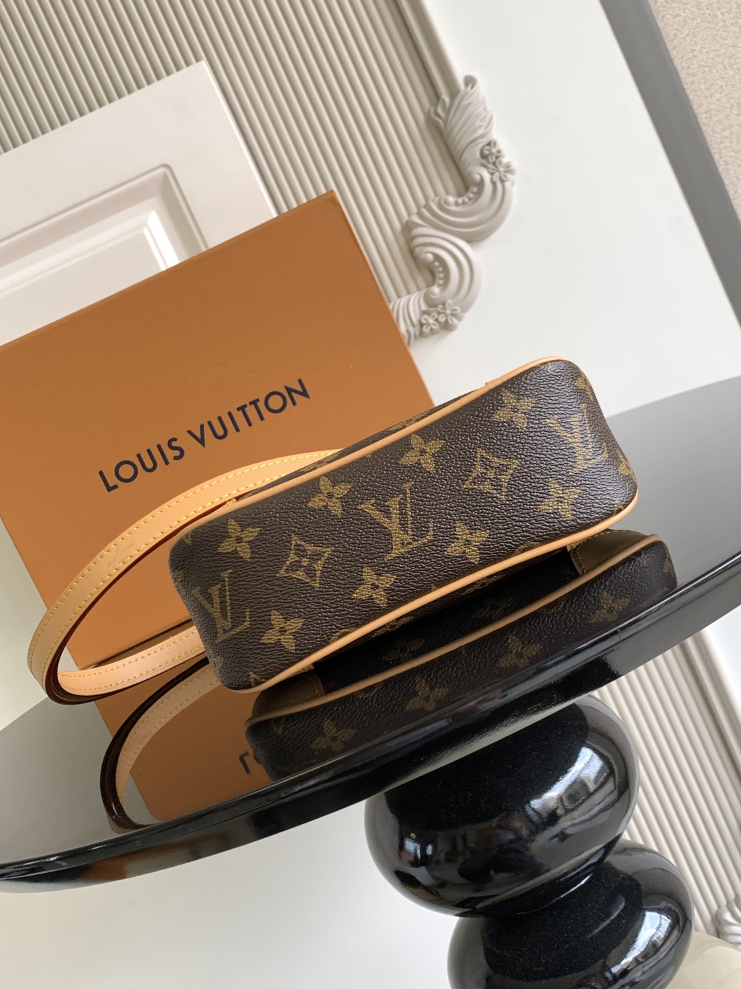p600💰
特级 𝟏𝟔𝟑𝐜𝟎𝟏动态芯片
本款 𝐍𝐚𝐧𝐨 𝐁𝐨𝐮𝐥𝐨𝐠𝐧𝐞 手袋以经典 𝐌𝐨𝐧𝐨𝐠𝐫𝐚𝐦 帆布致意品牌传承,再借撞色皮革饰边点亮新季设计。玲珑构型令昼夜所需轻松随行,可拆卸金属链条实现灵活背携。
型号: M25519
皮料: 是西班牙𝐀级皮料
五金: 采用进口𝐀级全钢五金
包装: 全套原厂𝐌𝐁包装
尺寸:𝟏𝟗.𝟎 𝐱 𝟏𝟑.𝟎 𝐱 𝟖.𝟎 厘米 (长 𝐱 高 𝐱 宽)