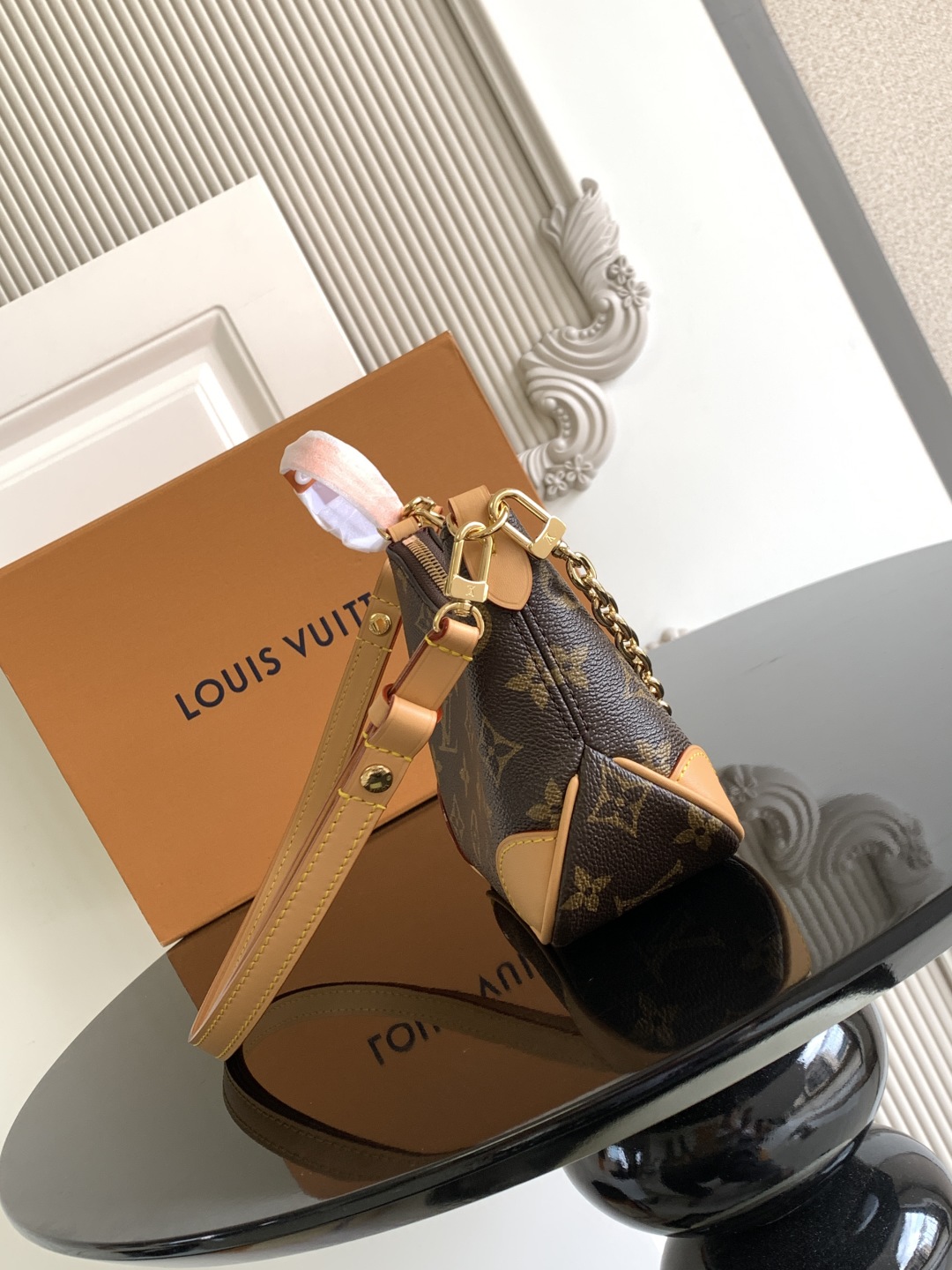 p600💰
特级 𝟏𝟔𝟑𝐜𝟎𝟏动态芯片
本款 𝐍𝐚𝐧𝐨 𝐁𝐨𝐮𝐥𝐨𝐠𝐧𝐞 手袋以经典 𝐌𝐨𝐧𝐨𝐠𝐫𝐚𝐦 帆布致意品牌传承,再借撞色皮革饰边点亮新季设计。玲珑构型令昼夜所需轻松随行,可拆卸金属链条实现灵活背携。
型号: M25519
皮料: 是西班牙𝐀级皮料
五金: 采用进口𝐀级全钢五金
包装: 全套原厂𝐌𝐁包装
尺寸:𝟏𝟗.𝟎 𝐱 𝟏𝟑.𝟎 𝐱 𝟖.𝟎 厘米 (长 𝐱 高 𝐱 宽)