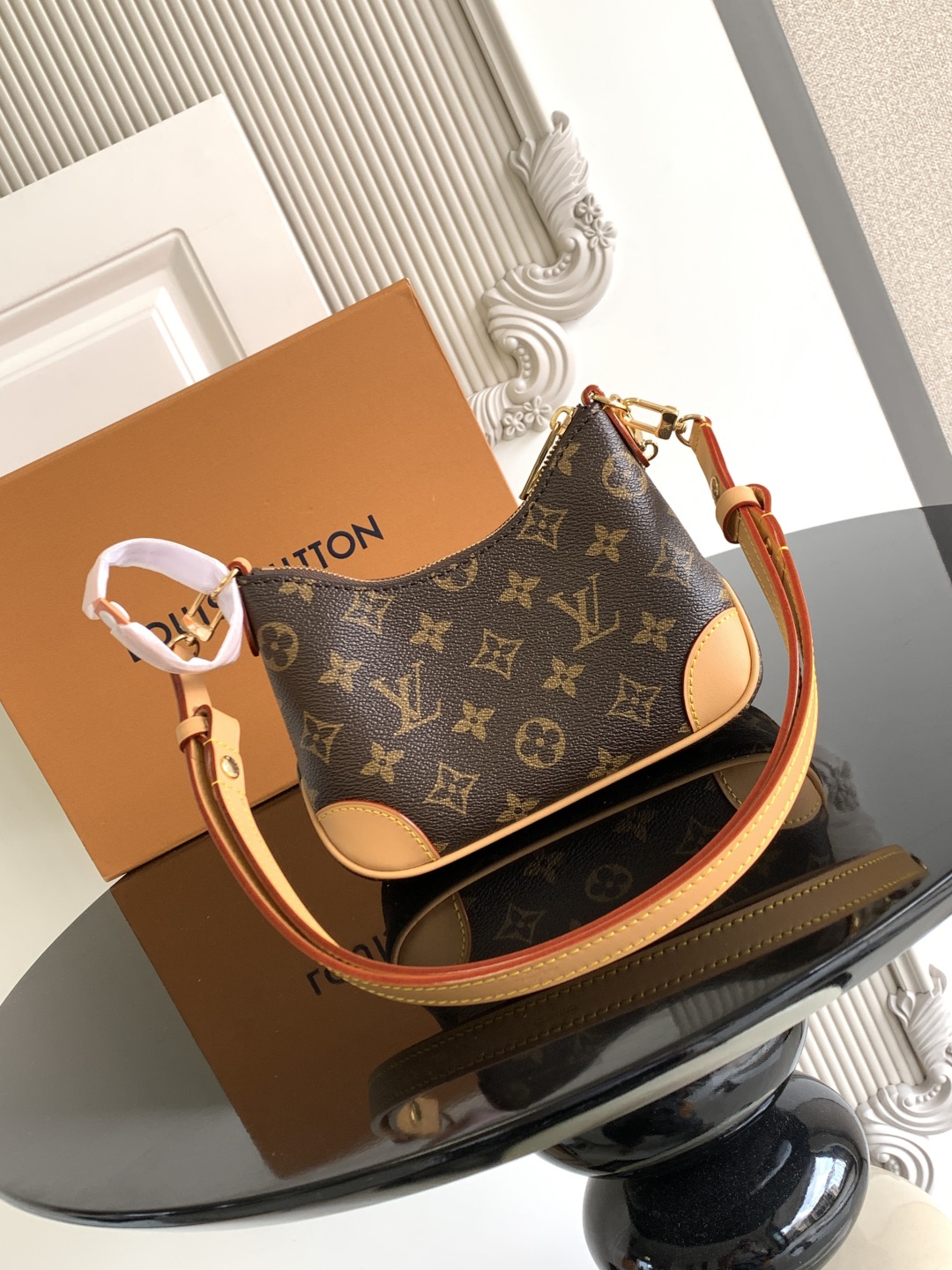 p600💰
特级 𝟏𝟔𝟑𝐜𝟎𝟏动态芯片
本款 𝐍𝐚𝐧𝐨 𝐁𝐨𝐮𝐥𝐨𝐠𝐧𝐞 手袋以经典 𝐌𝐨𝐧𝐨𝐠𝐫𝐚𝐦 帆布致意品牌传承,再借撞色皮革饰边点亮新季设计。玲珑构型令昼夜所需轻松随行,可拆卸金属链条实现灵活背携。
型号: M25519
皮料: 是西班牙𝐀级皮料
五金: 采用进口𝐀级全钢五金
包装: 全套原厂𝐌𝐁包装
尺寸:𝟏𝟗.𝟎 𝐱 𝟏𝟑.𝟎 𝐱 𝟖.𝟎 厘米 (长 𝐱 高 𝐱 宽)