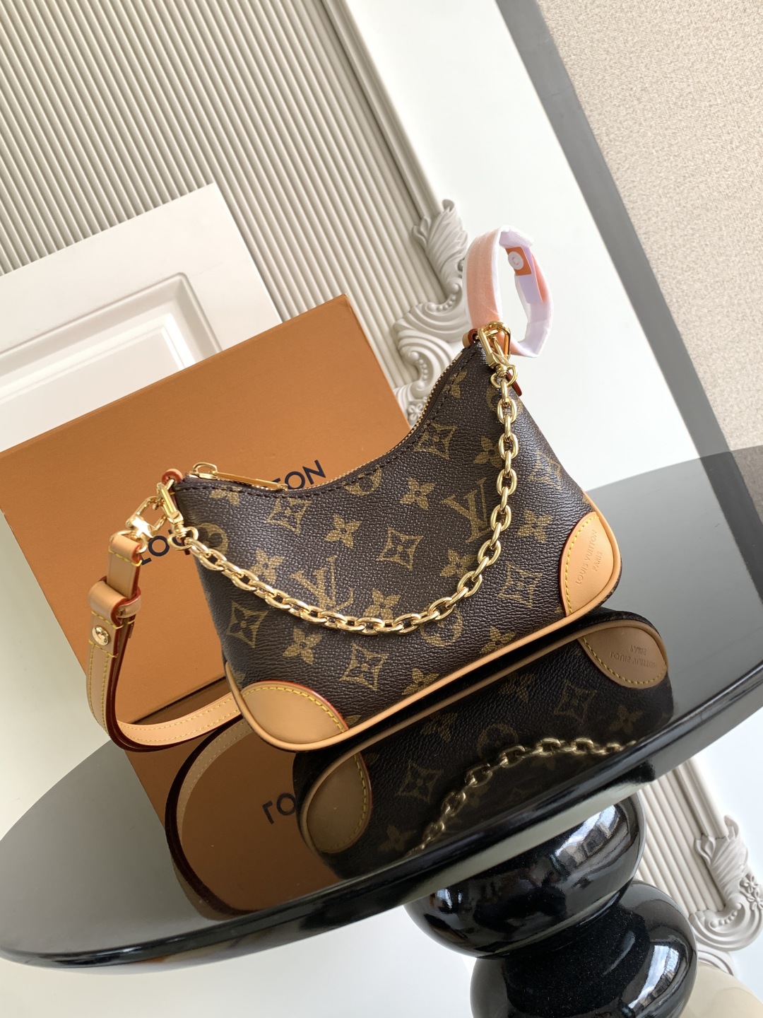 p600💰
特级 𝟏𝟔𝟑𝐜𝟎𝟏动态芯片
本款 𝐍𝐚𝐧𝐨 𝐁𝐨𝐮𝐥𝐨𝐠𝐧𝐞 手袋以经典 𝐌𝐨𝐧𝐨𝐠𝐫𝐚𝐦 帆布致意品牌传承,再借撞色皮革饰边点亮新季设计。玲珑构型令昼夜所需轻松随行,可拆卸金属链条实现灵活背携。
型号: M25519
皮料: 是西班牙𝐀级皮料
五金: 采用进口𝐀级全钢五金
包装: 全套原厂𝐌𝐁包装
尺寸:𝟏𝟗.𝟎 𝐱 𝟏𝟑.𝟎 𝐱 𝟖.𝟎 厘米 (长 𝐱 高 𝐱 宽)