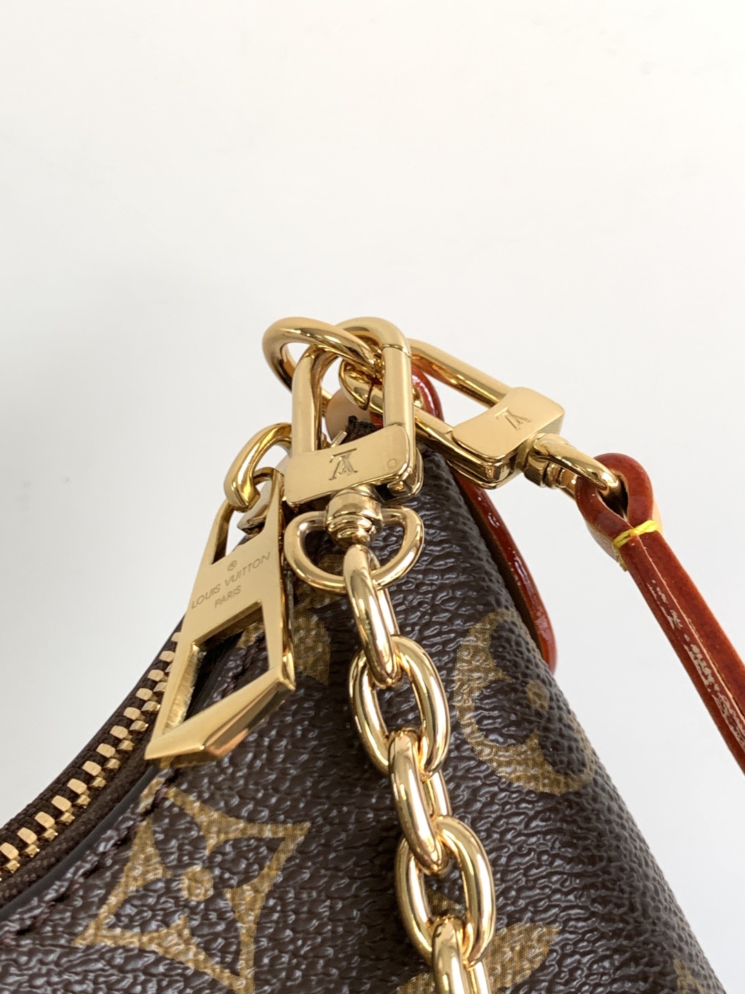 p600💰
特级 𝟏𝟔𝟑𝐜𝟎𝟏动态芯片
本款 𝐍𝐚𝐧𝐨 𝐁𝐨𝐮𝐥𝐨𝐠𝐧𝐞 手袋以经典 𝐌𝐨𝐧𝐨𝐠𝐫𝐚𝐦 帆布致意品牌传承,再借撞色皮革饰边点亮新季设计。玲珑构型令昼夜所需轻松随行,可拆卸金属链条实现灵活背携。
型号: M25519
皮料: 是西班牙𝐀级皮料
五金: 采用进口𝐀级全钢五金
包装: 全套原厂𝐌𝐁包装
尺寸:𝟏𝟗.𝟎 𝐱 𝟏𝟑.𝟎 𝐱 𝟖.𝟎 厘米 (长 𝐱 高 𝐱 宽)