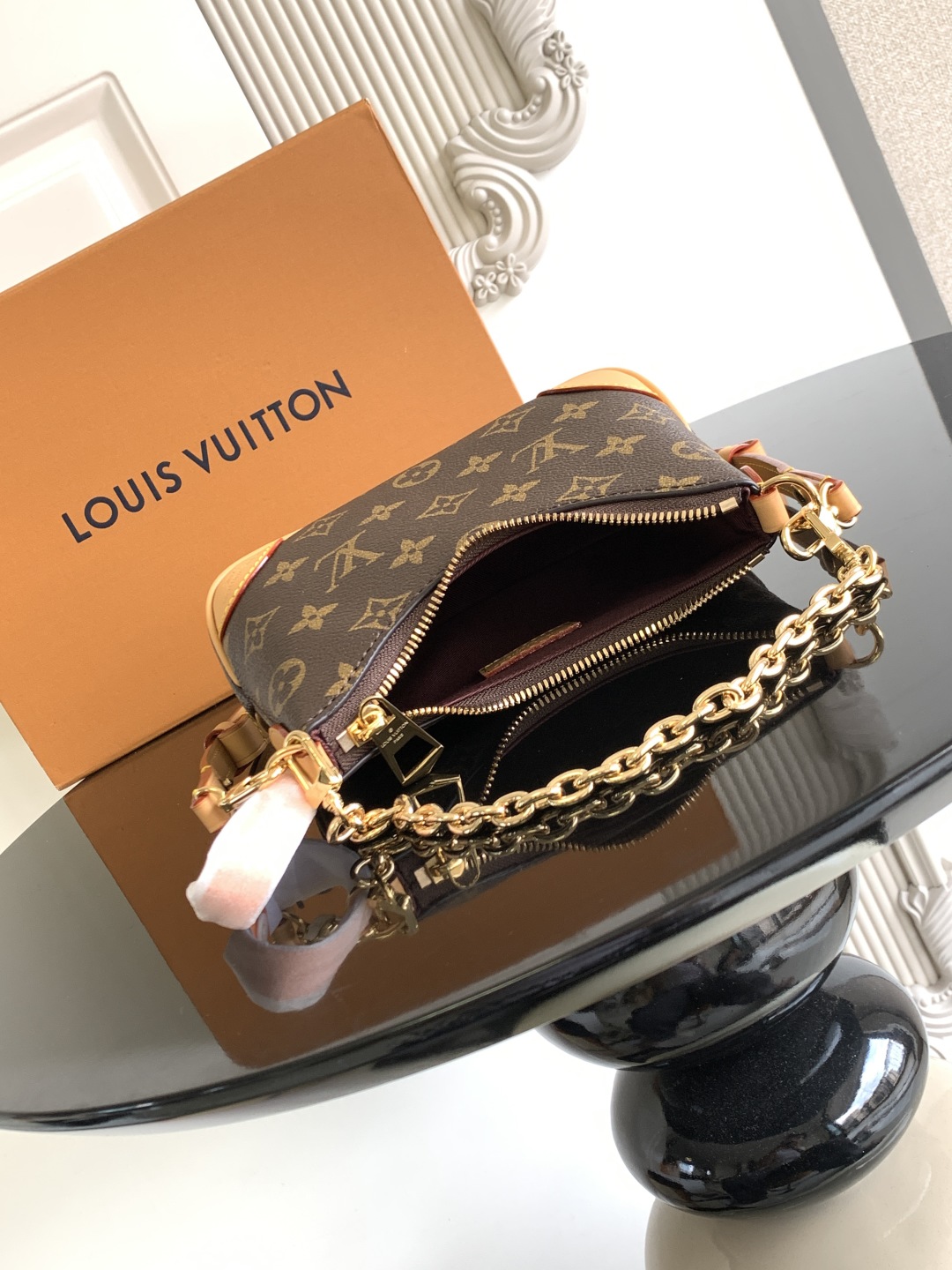 p600💰
特级 𝟏𝟔𝟑𝐜𝟎𝟏动态芯片
本款 𝐍𝐚𝐧𝐨 𝐁𝐨𝐮𝐥𝐨𝐠𝐧𝐞 手袋以经典 𝐌𝐨𝐧𝐨𝐠𝐫𝐚𝐦 帆布致意品牌传承,再借撞色皮革饰边点亮新季设计。玲珑构型令昼夜所需轻松随行,可拆卸金属链条实现灵活背携。
型号: M25519
皮料: 是西班牙𝐀级皮料
五金: 采用进口𝐀级全钢五金
包装: 全套原厂𝐌𝐁包装
尺寸:𝟏𝟗.𝟎 𝐱 𝟏𝟑.𝟎 𝐱 𝟖.𝟎 厘米 (长 𝐱 高 𝐱 宽)