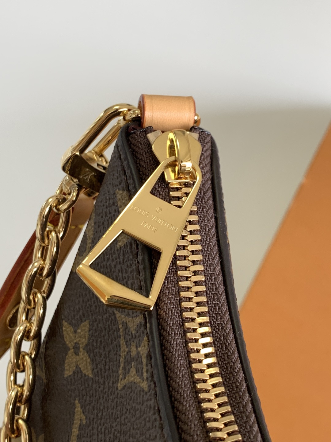 p600💰
特级 𝟏𝟔𝟑𝐜𝟎𝟏动态芯片
本款 𝐍𝐚𝐧𝐨 𝐁𝐨𝐮𝐥𝐨𝐠𝐧𝐞 手袋以经典 𝐌𝐨𝐧𝐨𝐠𝐫𝐚𝐦 帆布致意品牌传承,再借撞色皮革饰边点亮新季设计。玲珑构型令昼夜所需轻松随行,可拆卸金属链条实现灵活背携。
型号: M25519
皮料: 是西班牙𝐀级皮料
五金: 采用进口𝐀级全钢五金
包装: 全套原厂𝐌𝐁包装
尺寸:𝟏𝟗.𝟎 𝐱 𝟏𝟑.𝟎 𝐱 𝟖.𝟎 厘米 (长 𝐱 高 𝐱 宽)
