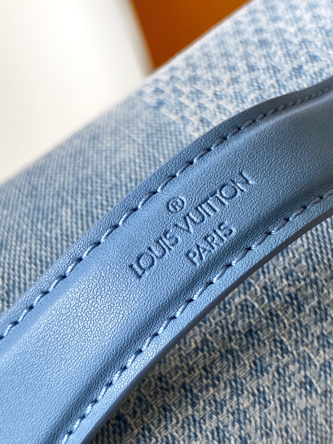 N00205 顶级原单 动态163 本款 Rush 腰包结合 Damier Denim 3D 棉质帆布与锃亮金属件，以大号格纹讲述品牌 Damier 图案的灵感启发。Pharrell Williams 为拉链头融入珠饰嵌饰细节，可调节肩带实现舒适腰挎、肩背或斜挎造型，成就容纳日常所需的雅致之选。30.0 x 15.0 x 8.0 厘米 (长 x 高 x 宽)
	•	Damier Denim 3D 棉质帆布
	•	牛皮革饰边
	•	织物内衬
	•	做旧金属件
	•	主隔层配有双拉链开合
	•	拉链前袋
	•	肩带：不可拆卸，可调节
	•	包带半长：26.0 厘米
	•	包带半长可调至：50.0 厘米
	•	手柄：单手柄