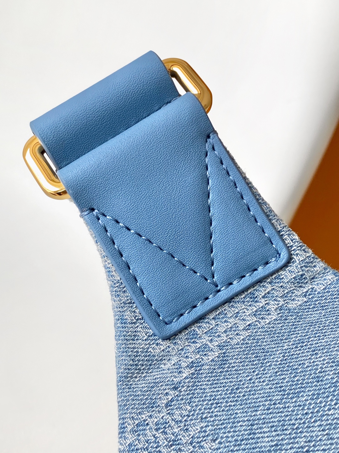 N00205 顶级原单 动态163 本款 Rush 腰包结合 Damier Denim 3D 棉质帆布与锃亮金属件，以大号格纹讲述品牌 Damier 图案的灵感启发。Pharrell Williams 为拉链头融入珠饰嵌饰细节，可调节肩带实现舒适腰挎、肩背或斜挎造型，成就容纳日常所需的雅致之选。30.0 x 15.0 x 8.0 厘米 (长 x 高 x 宽)
	•	Damier Denim 3D 棉质帆布
	•	牛皮革饰边
	•	织物内衬
	•	做旧金属件
	•	主隔层配有双拉链开合
	•	拉链前袋
	•	肩带：不可拆卸，可调节
	•	包带半长：26.0 厘米
	•	包带半长可调至：50.0 厘米
	•	手柄：单手柄