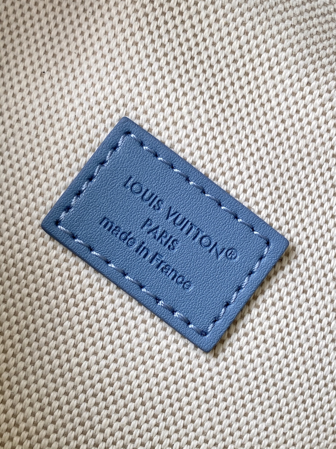 N00205 顶级原单 动态163 本款 Rush 腰包结合 Damier Denim 3D 棉质帆布与锃亮金属件，以大号格纹讲述品牌 Damier 图案的灵感启发。Pharrell Williams 为拉链头融入珠饰嵌饰细节，可调节肩带实现舒适腰挎、肩背或斜挎造型，成就容纳日常所需的雅致之选。30.0 x 15.0 x 8.0 厘米 (长 x 高 x 宽)
	•	Damier Denim 3D 棉质帆布
	•	牛皮革饰边
	•	织物内衬
	•	做旧金属件
	•	主隔层配有双拉链开合
	•	拉链前袋
	•	肩带：不可拆卸，可调节
	•	包带半长：26.0 厘米
	•	包带半长可调至：50.0 厘米
	•	手柄：单手柄