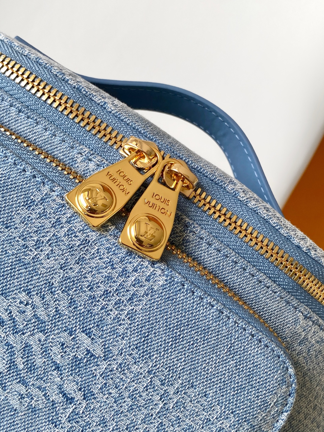 N00205 顶级原单 动态163 本款 Rush 腰包结合 Damier Denim 3D 棉质帆布与锃亮金属件，以大号格纹讲述品牌 Damier 图案的灵感启发。Pharrell Williams 为拉链头融入珠饰嵌饰细节，可调节肩带实现舒适腰挎、肩背或斜挎造型，成就容纳日常所需的雅致之选。30.0 x 15.0 x 8.0 厘米 (长 x 高 x 宽)
	•	Damier Denim 3D 棉质帆布
	•	牛皮革饰边
	•	织物内衬
	•	做旧金属件
	•	主隔层配有双拉链开合
	•	拉链前袋
	•	肩带：不可拆卸，可调节
	•	包带半长：26.0 厘米
	•	包带半长可调至：50.0 厘米
	•	手柄：单手柄