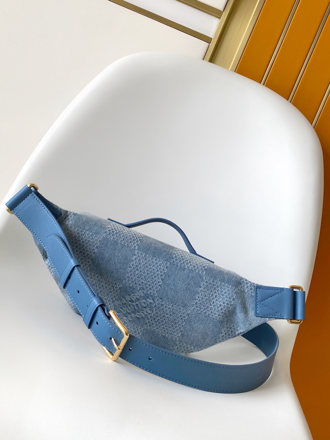 N00205 顶级原单 动态163 本款 Rush 腰包结合 Damier Denim 3D 棉质帆布与锃亮金属件，以大号格纹讲述品牌 Damier 图案的灵感启发。Pharrell Williams 为拉链头融入珠饰嵌饰细节，可调节肩带实现舒适腰挎、肩背或斜挎造型，成就容纳日常所需的雅致之选。30.0 x 15.0 x 8.0 厘米 (长 x 高 x 宽)
	•	Damier Denim 3D 棉质帆布
	•	牛皮革饰边
	•	织物内衬
	•	做旧金属件
	•	主隔层配有双拉链开合
	•	拉链前袋
	•	肩带：不可拆卸，可调节
	•	包带半长：26.0 厘米
	•	包带半长可调至：50.0 厘米
	•	手柄：单手柄