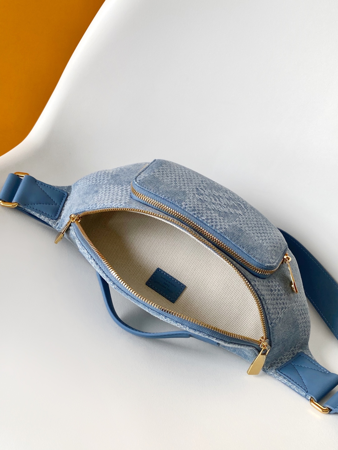 N00205 顶级原单 动态163 本款 Rush 腰包结合 Damier Denim 3D 棉质帆布与锃亮金属件，以大号格纹讲述品牌 Damier 图案的灵感启发。Pharrell Williams 为拉链头融入珠饰嵌饰细节，可调节肩带实现舒适腰挎、肩背或斜挎造型，成就容纳日常所需的雅致之选。30.0 x 15.0 x 8.0 厘米 (长 x 高 x 宽)
	•	Damier Denim 3D 棉质帆布
	•	牛皮革饰边
	•	织物内衬
	•	做旧金属件
	•	主隔层配有双拉链开合
	•	拉链前袋
	•	肩带：不可拆卸，可调节
	•	包带半长：26.0 厘米
	•	包带半长可调至：50.0 厘米
	•	手柄：单手柄