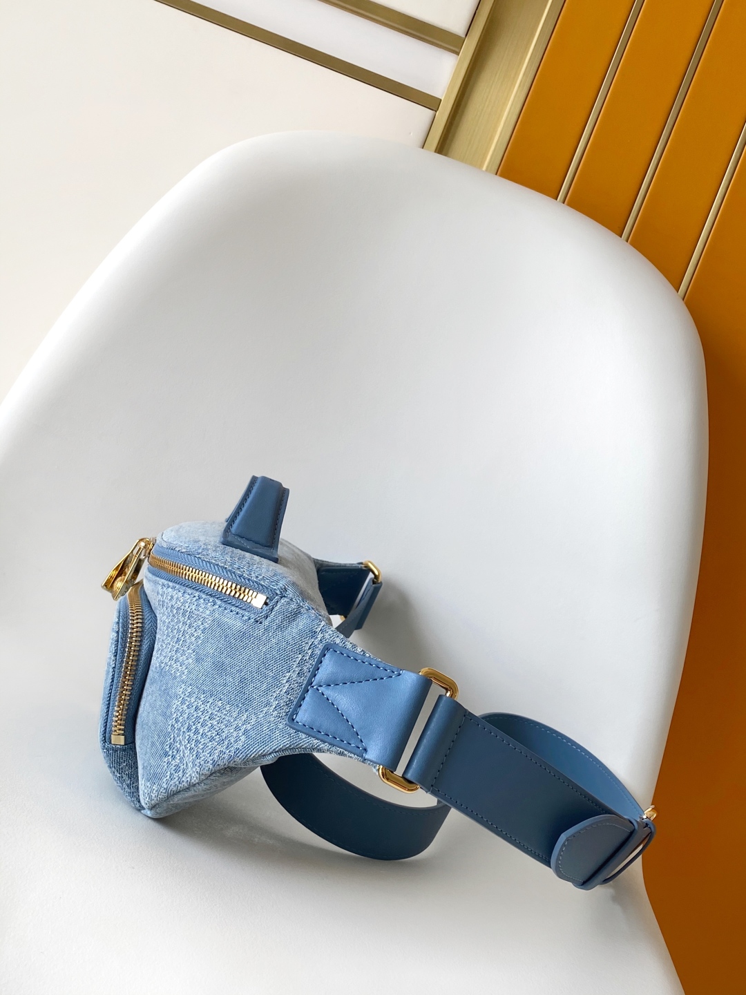 N00205 顶级原单 动态163 本款 Rush 腰包结合 Damier Denim 3D 棉质帆布与锃亮金属件，以大号格纹讲述品牌 Damier 图案的灵感启发。Pharrell Williams 为拉链头融入珠饰嵌饰细节，可调节肩带实现舒适腰挎、肩背或斜挎造型，成就容纳日常所需的雅致之选。30.0 x 15.0 x 8.0 厘米 (长 x 高 x 宽)
	•	Damier Denim 3D 棉质帆布
	•	牛皮革饰边
	•	织物内衬
	•	做旧金属件
	•	主隔层配有双拉链开合
	•	拉链前袋
	•	肩带：不可拆卸，可调节
	•	包带半长：26.0 厘米
	•	包带半长可调至：50.0 厘米
	•	手柄：单手柄