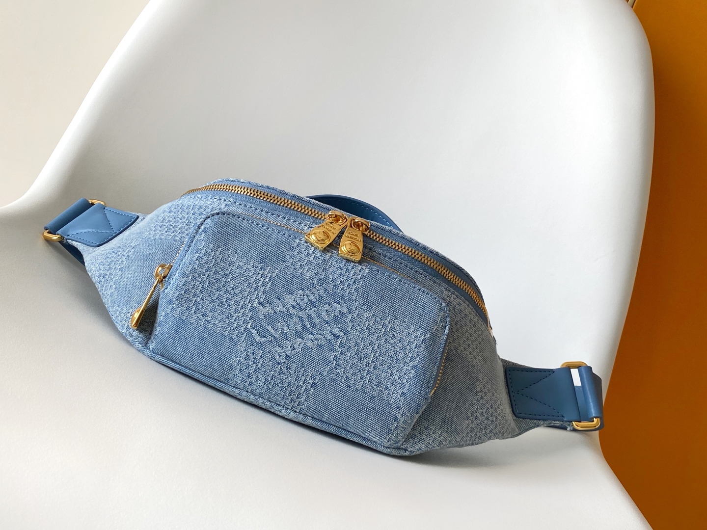 N00205 顶级原单 动态163 本款 Rush 腰包结合 Damier Denim 3D 棉质帆布与锃亮金属件，以大号格纹讲述品牌 Damier 图案的灵感启发。Pharrell Williams 为拉链头融入珠饰嵌饰细节，可调节肩带实现舒适腰挎、肩背或斜挎造型，成就容纳日常所需的雅致之选。30.0 x 15.0 x 8.0 厘米 (长 x 高 x 宽)
	•	Damier Denim 3D 棉质帆布
	•	牛皮革饰边
	•	织物内衬
	•	做旧金属件
	•	主隔层配有双拉链开合
	•	拉链前袋
	•	肩带：不可拆卸，可调节
	•	包带半长：26.0 厘米
	•	包带半长可调至：50.0 厘米
	•	手柄：单手柄