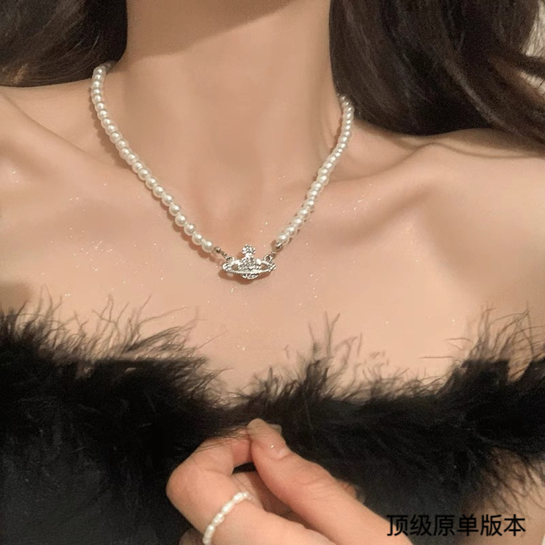  西太后 vivienne 土星珍珠项链
显光泽质感。简约大气ins风十足。项链是每个女孩都必备的单品。