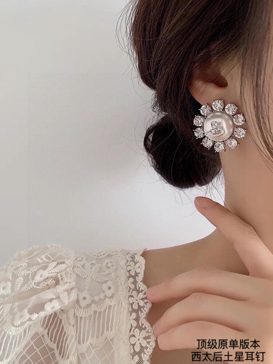  西太后珍珠镶钻耳钉 原版复刻logo家的款式真心无需多介绍😘🎶每一款都超好看，精致大方，非常显气质.