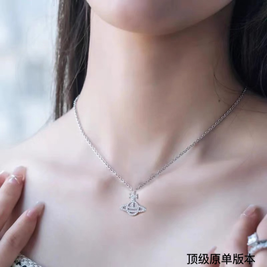  土星镶钻项链，太精致了喜欢这种小而精致的款，它很适合叠戴那种很精致的饰品！这个东西我说来说去就这些话。