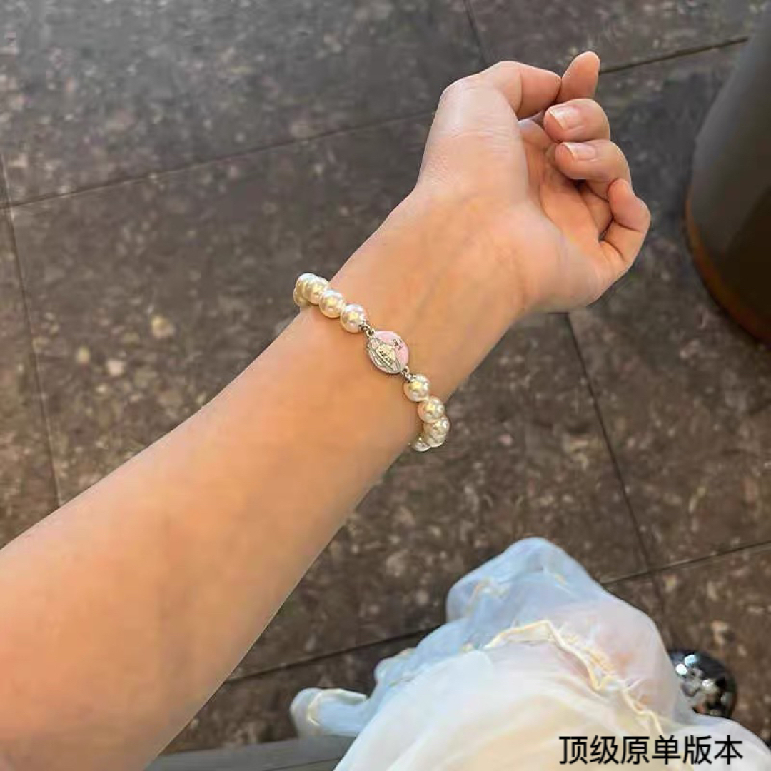  西太后珍珠手链
今年珍珠项链也是大势，珍珠上身真的绝绝子～银色土星搭配珍珠奶酷奶酷的。作为西太后女孩一