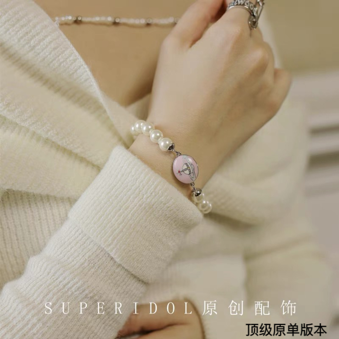  西太后珍珠手链
今年珍珠项链也是大势，珍珠上身真的绝绝子～银色土星搭配珍珠奶酷奶酷的。作为西太后女孩一