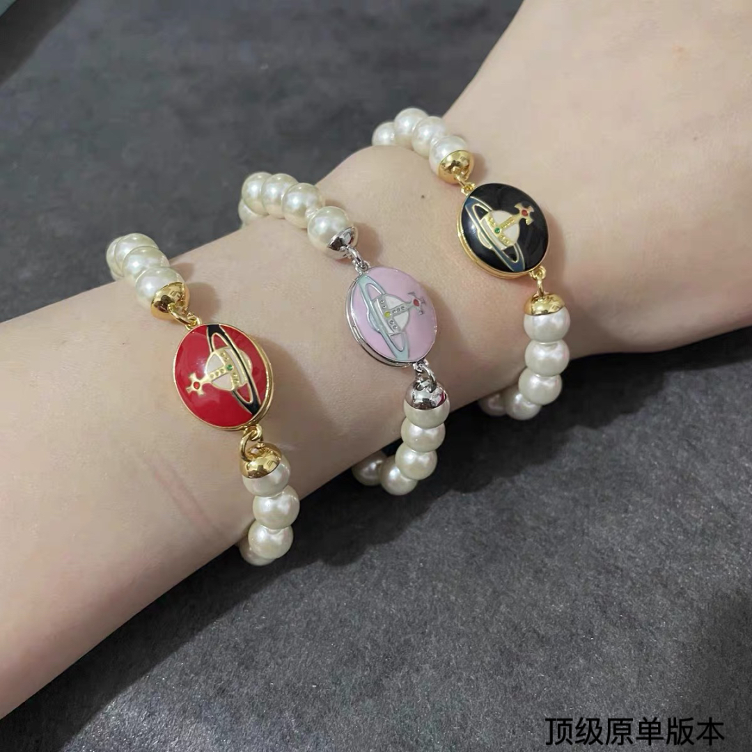  西太后珍珠手链
今年珍珠项链也是大势，珍珠上身真的绝绝子～银色土星搭配珍珠奶酷奶酷的。作为西太后女孩一