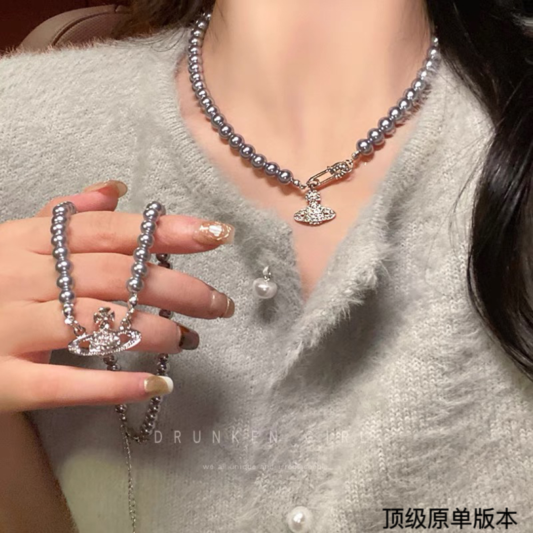  西太后银灰色土星镶钻珍珠项链
今年珍珠项链也是大势，珍珠上身真的绝绝子～银色土星搭配灰色珍珠奶酷奶酷的