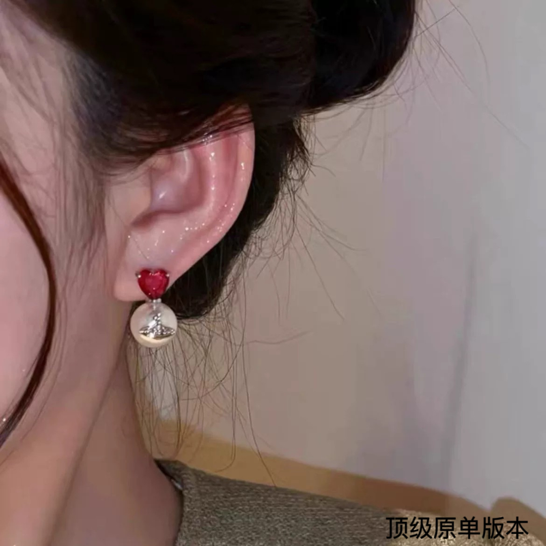  西太后珍珠搭配爱心水晶耳钉💫
太好看啦，一眼爱👀 个性十足，又娘又man，非常适合日常搭配，可盐可甜力