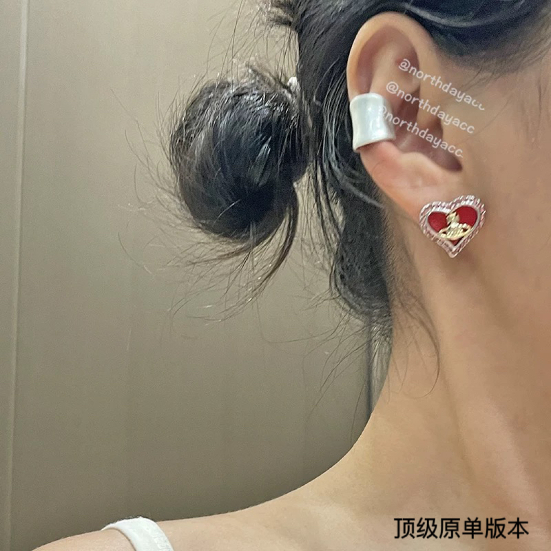  西太后爱心镶钻耳钉
火遍全网的西太后耳钉安排上了～土星是西太后设计中的经典元素，作为时装届的朋克之母，