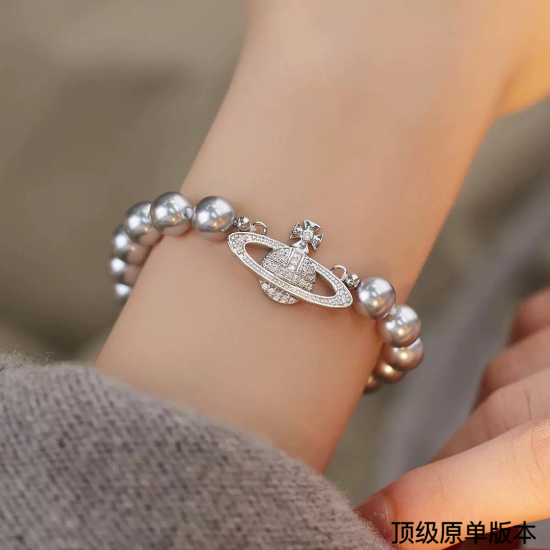  西太后珍珠手链
今年珍珠手链也是大势，珍珠上手真的绝绝子～土星搭配珍珠奶酷奶酷的。作为西太后女孩一定要