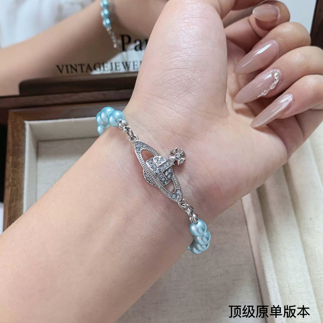 西太后珍珠手链
今年珍珠手链也是大势，珍珠上手真的绝绝子～土星搭配珍珠奶酷奶酷的。作为西太后女孩一定要