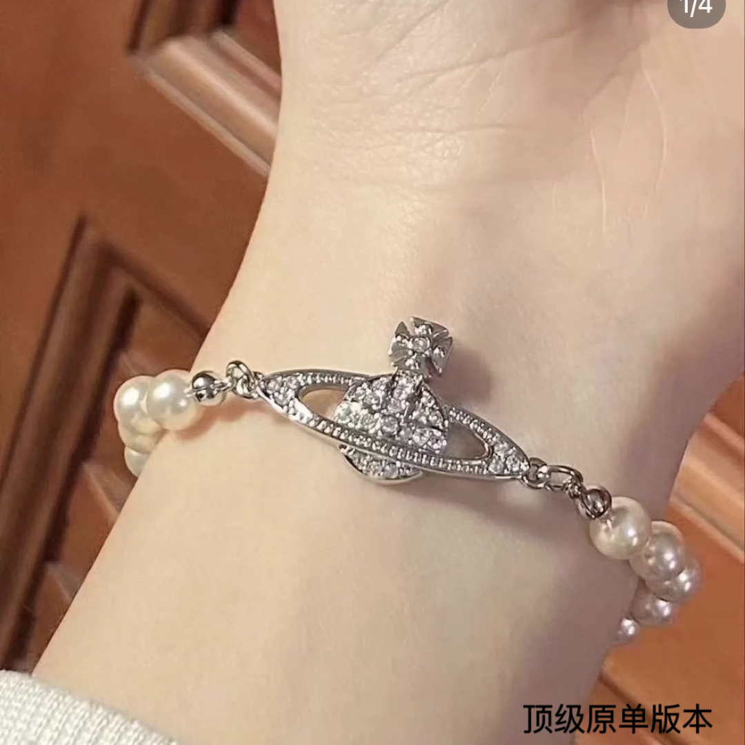  西太后珍珠手链
今年珍珠手链也是大势，珍珠上手真的绝绝子～土星搭配珍珠奶酷奶酷的。作为西太后女孩一定要