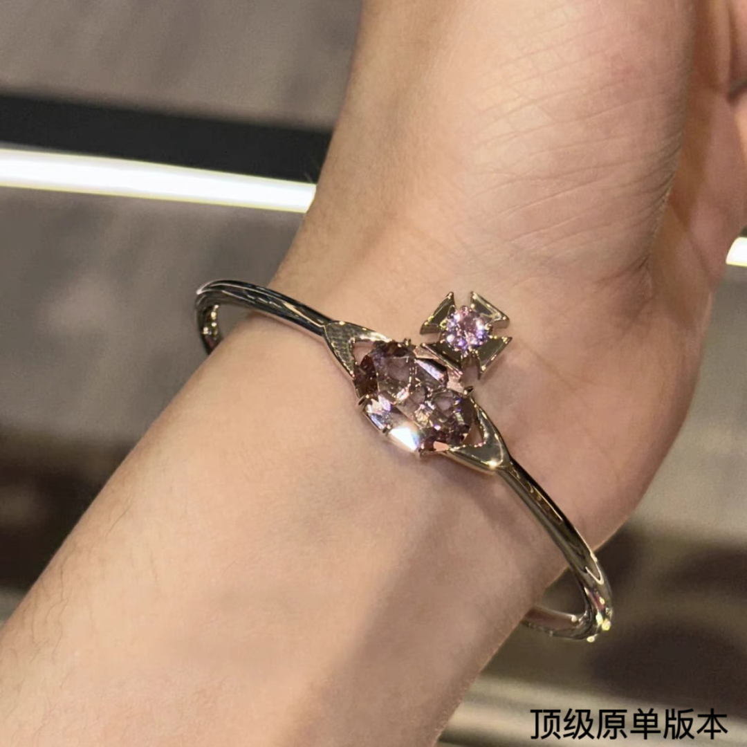  西太后土星镶钻手镯
百看不厌的土星形状表面镶钻钻石，布灵布灵的很是温柔，一眼爱～，随意搭配都可，超级时