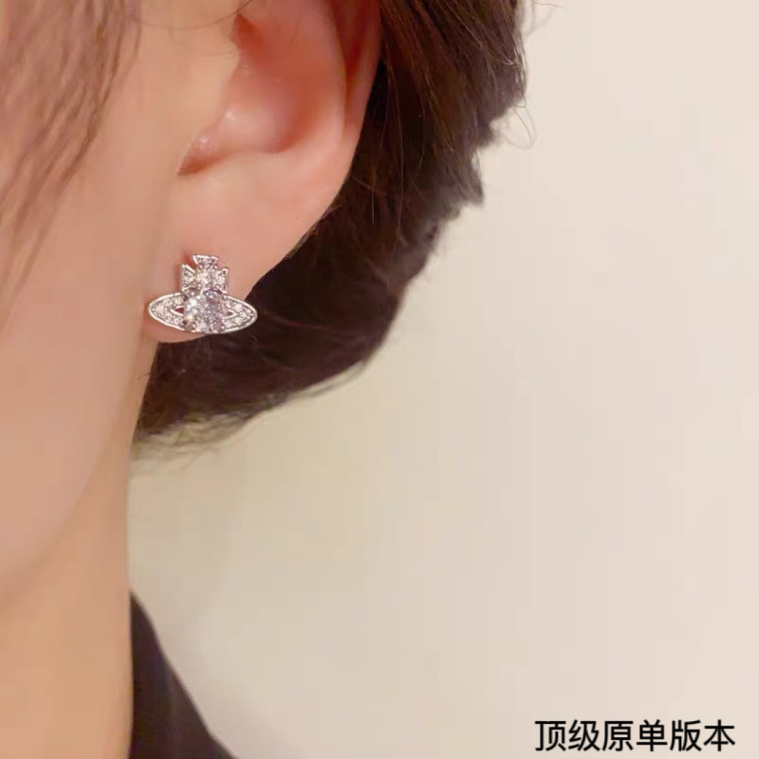  西太后土星镶钻耳钉优雅大方精工设计   非常修饰脸型    青春活力    一眼就被这款吸引了   