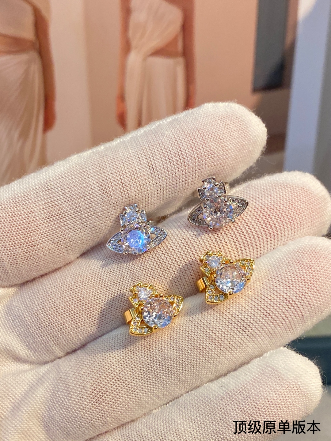  西太后土星镶钻耳钉优雅大方精工设计   非常修饰脸型    青春活力    一眼就被这款吸引了   