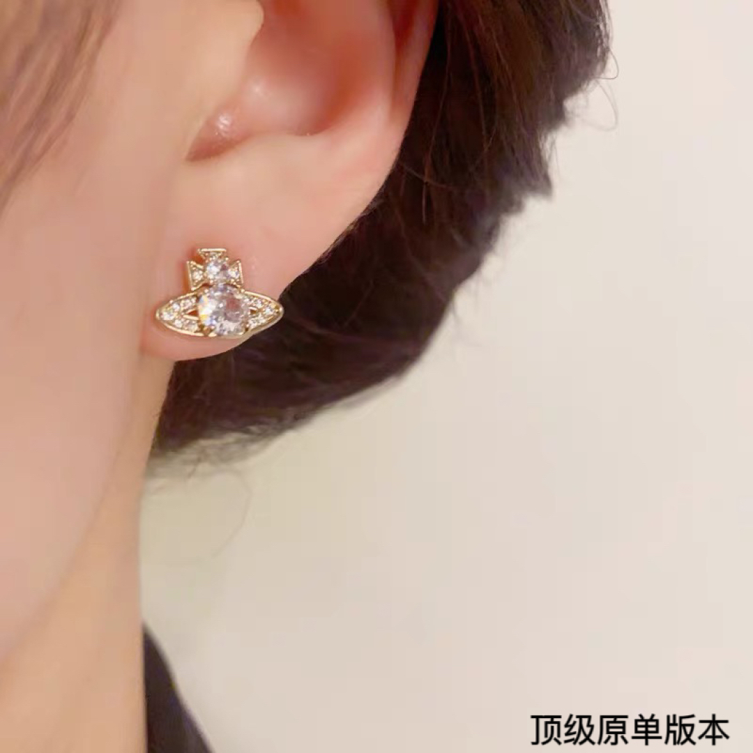  西太后土星镶钻耳钉优雅大方精工设计   非常修饰脸型    青春活力    一眼就被这款吸引了   