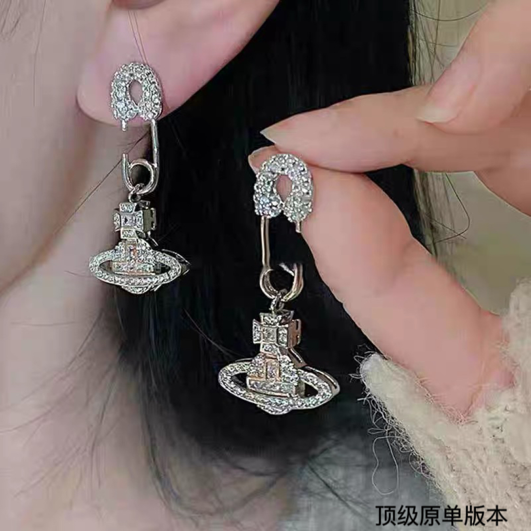  西太后 vivienne 满钻耳钉
闭眼‮准入‬没错！白钻镶嵌、纯‮王粹‬冠球‮经是‬典的象征，闪‮土
