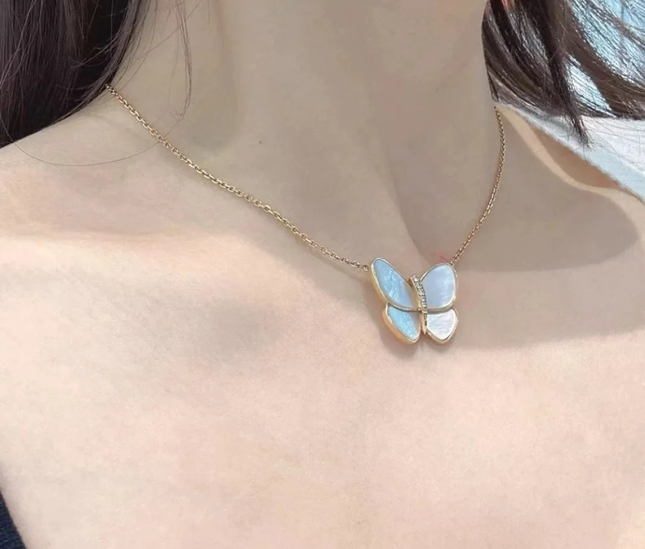 NO:106467,V gold material Vca rose gold large butterfly diamond-inlaid white mother bean necklace This upper body is very atmospheric and durable. The fritillar used is carefully selected and looks smooth, plump and round, very thick and layered. The whole side looks very curved and flexible, with fine jewelry, necklace19860909V金材质Vca玫瑰金大号蝴蝶镶钻白贝母项链这款上身非常的大气耐看 采用的贝母都是精挑细选 看起来光滑饱满圆润 很有厚度和层次感 整个侧面看起来很有弧度很灵动,饰品精品,necklace,Jewelry