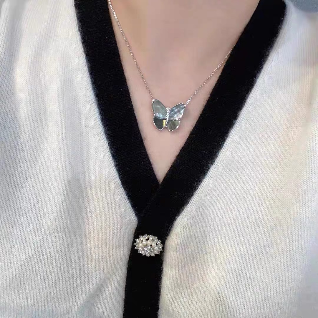 NO:106469,V gold material Vca white gold large butterfly diamond-inlaid grey fritillar necklace This upper body is very atmospheric and durable. The fritillar used is carefully selected and looks smooth, plump and round, very thick and layered. The entire side looks very curved and flexible, with fine jewelry, necklace19860909V金材质Vca白金色大号蝴蝶镶钻灰贝母项链这款上身非常的大气耐看 采用的贝母都是精挑细选 看起来光滑饱满圆润 很有厚度和层次感 整个侧面看起来很有弧度很灵动,饰品精品,necklace,Jewelry