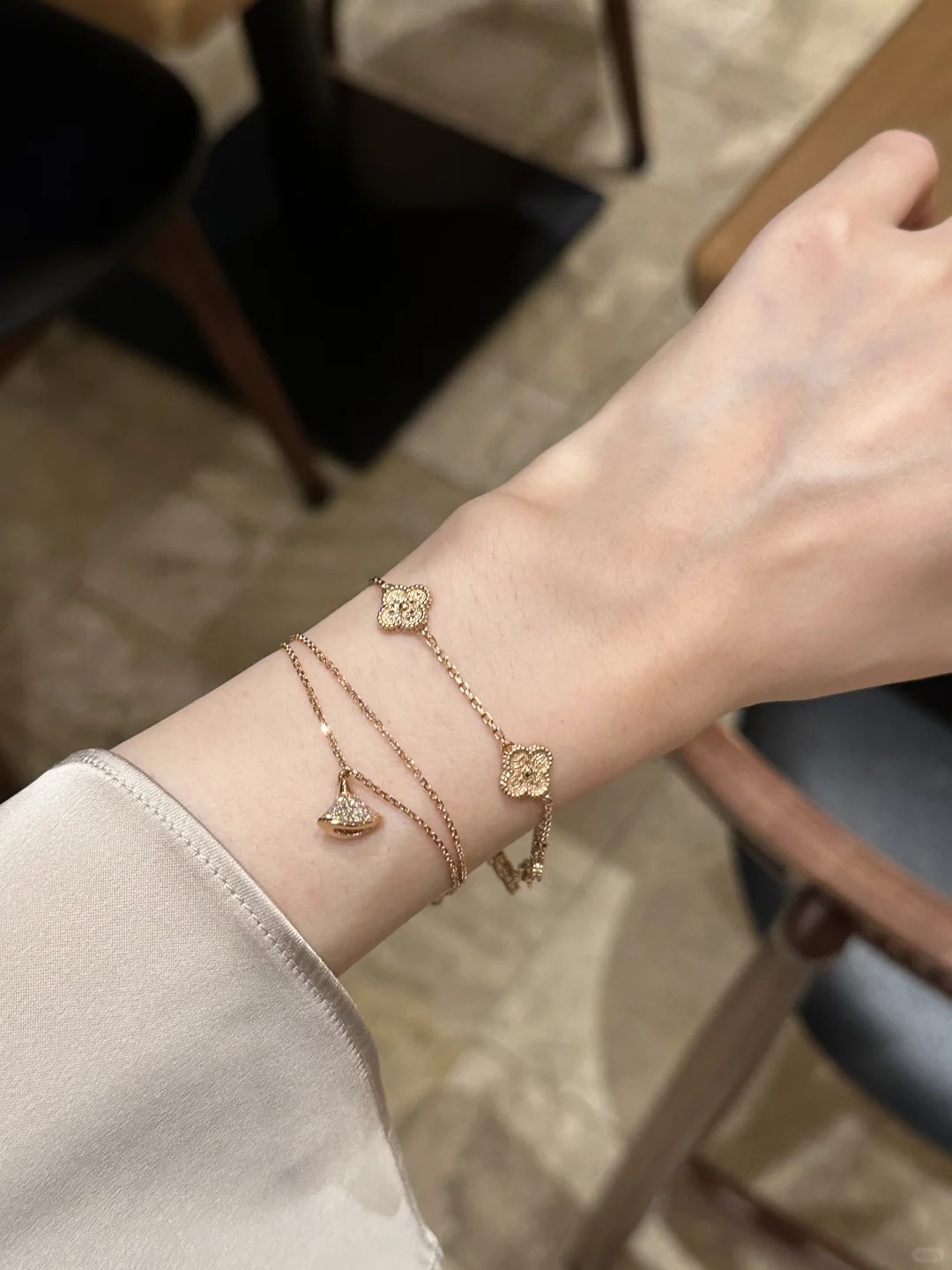“V Gold Multi-Leaf and Flower Bracelets & Necklaces in Platinum – ZP Press Collection” - 图片 1