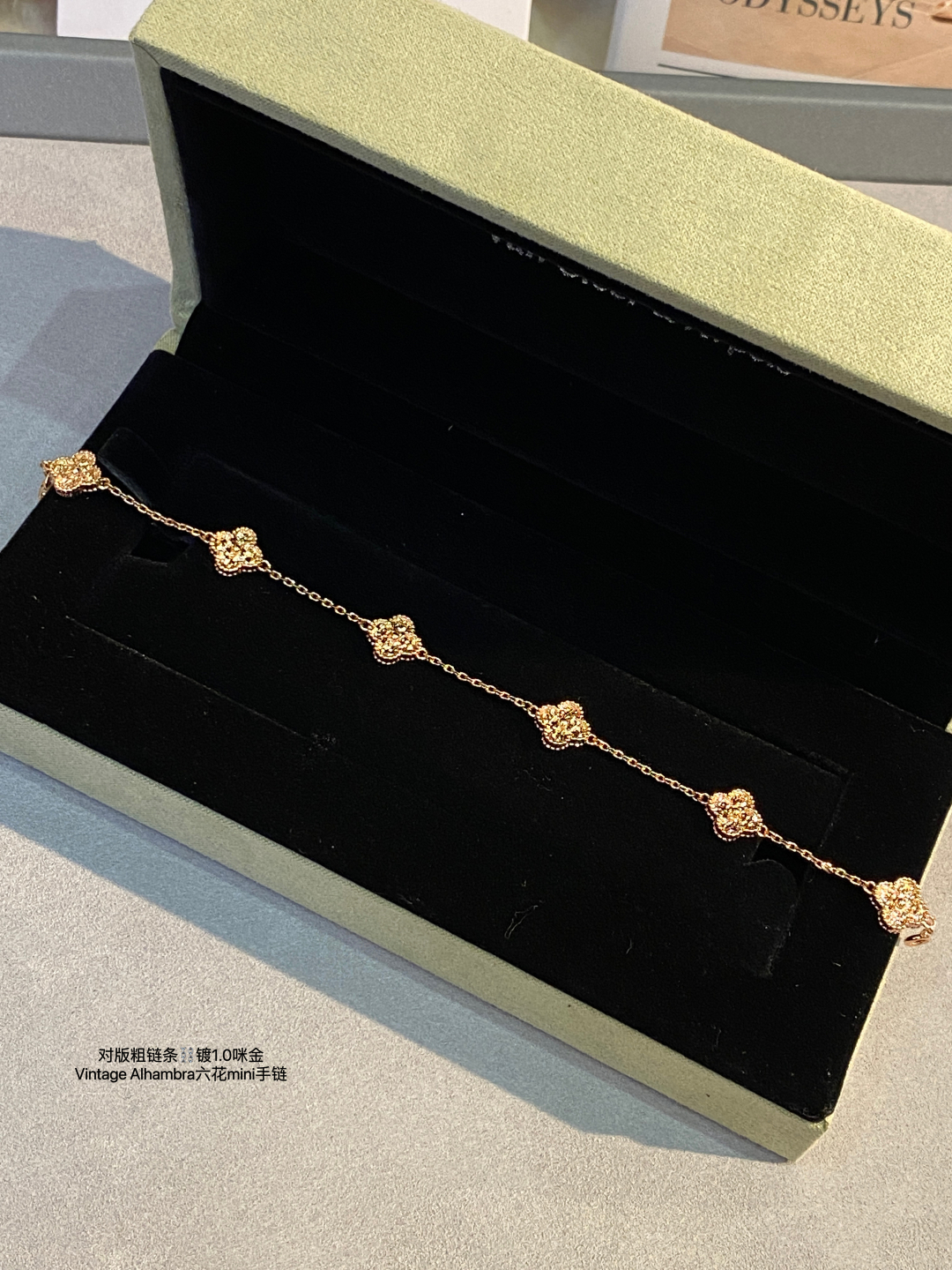 “V Gold Multi-Leaf and Flower Bracelets & Necklaces in Platinum – ZP Press Collection” - 图片 7