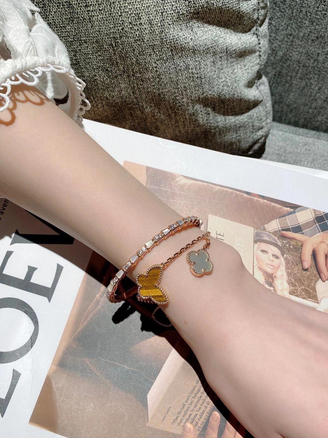 NO:106478,V gold Lucky bracelet, people who buy this in the counter are lined up, and it depends on luck when they buy it, because it is so beautiful, with super good color, and a gorgeous sense of color. The more color the jewelry, the more noble it looks, the flowers of this bracelet represent different meanings: white fritillar four-leaf clover represents luck; malachite green leaves represent health; bracelet red heart represents love; tiger eye stone butterfly represents freedom and wealth. The meanings are very good. I hope these beautiful meanings can bring luck to the wearer, which is not up to mediocrity, money and power, fine jewelry, bracelet19860909V金材质 Lucky手链,专柜买这款的人都在排队,买到都要看运气,因为它实在太美了,显色度超级好,华而不俗的色彩感,越显色的珠宝越显得高贵这款手链的每个花朵都代表不同的寓意:白贝母四叶草代表幸运；孔雀石绿叶代表健康；红玉髓红心代表爱情；虎眼石蝴蝶代表自由和财富.寓意都非常好,祈愿这些美好寓意能携带幸运降临到佩戴者身上,不堪平庸,钱权无嫉,饰品精品,bracelet,Jewelry