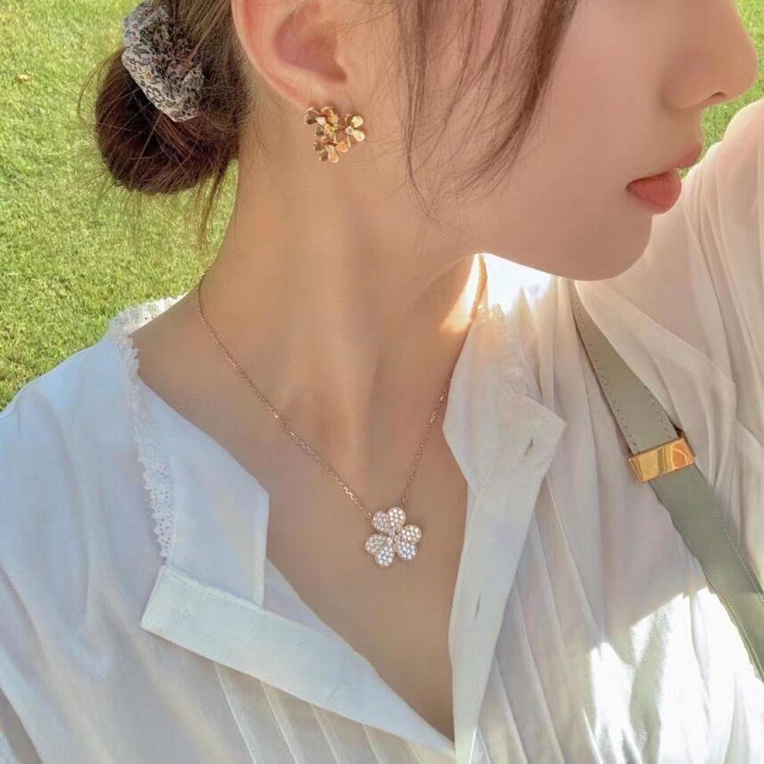 NO:106493,V-gold VCA Clover Rose Gold Necklace (CNC Buckle) breaks the four-leaf clover necklace with a classic full diamond style that is particularly adorable, with white and tender skin tone and versatile, suitable for any occasion, sister party, and is very respectable., jewelry quality, necklace19860909V金材质VCA三叶草玫瑰金项链（CNC扣头）打破四叶草项链的经典满钻款特别惹人爱,衬肤色白嫩,特别百搭,适合任何场合,姐妹聚会,倍有面子.,饰品精品,necklace,Jewelry
